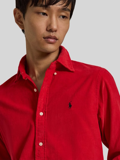 Männermodel trägt Custom Fit Freizeithemd aus reiner Baumwolle von Polo Ralph Lauren in Rot mit feiner Struktur, Nahaufnahme Oberkörper.