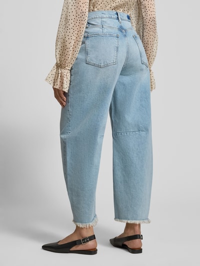 Kobiece modelka ma na sobie Barrel Fit Jeans im Used-Look od Rich & Royal, jasnoniebieski bawełniano-elastanowy materiał, frędzle, szerokość w rozmiarze 27: 36 cm, długość nogawki wewnętrznej w rozmiarze 27: 70 cm, ujęcie sylwetki od tyłu