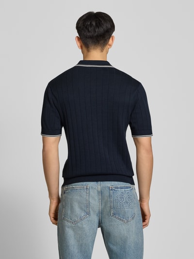 Männermodel trägt Slim Fit Polo-Strickshirt mit Logo-Stickerei von REVIEW in Dunkelblau, Ripp-Optik, Reine Baumwolle, Rückenlänge 65 cm, Ganzkörperansicht Rückansicht