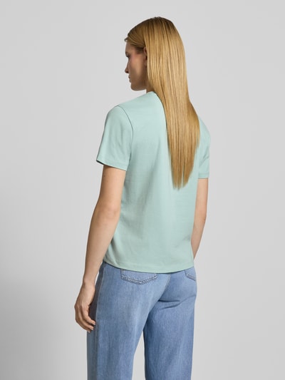 Frauenmodel trägt Damen T-Shirt mit geripptem Rundhalsausschnitt Modell 'NORA' von Vila, Baumwoll-Elasthan-Mix, Lockerer-Schnitt, Rückenlänge bei Größe S 60 cm, hellblau, glatte Struktur, Ganzkörperansicht Rückansicht.