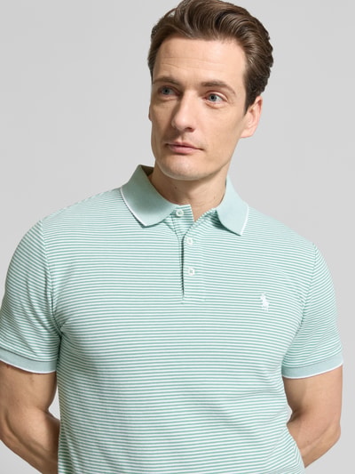 Männermodel trägt Slim Fit Poloshirt aus Baumwoll-Mix von Polo Ralph Lauren, Optik: Unifarben, Muster: Gestreift, Nahaufnahme Oberkörper.