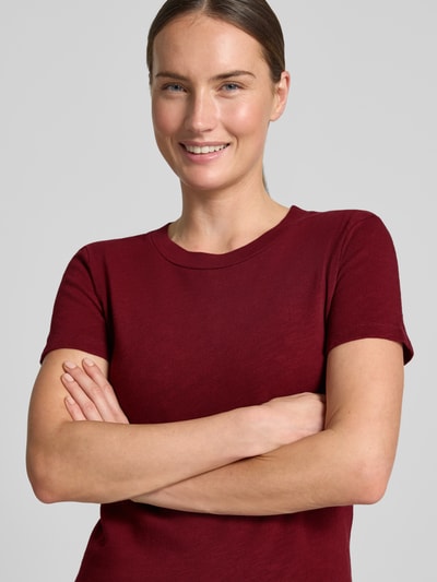 Vrouwenmodel draagt t-shirt met ronde hals Model 'SONOMA' van American Vintage, puur katoen, slim fit, ruglengte maat S 52 cm, close-up bovenlichaam