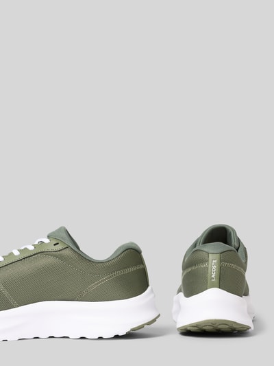 Produktfoto, Sneaker aus Mesh Modell 'NEO RUN ACE' von Lacoste in Olivgrün mit weißer Sohle, strukturierte Textur, Herren Sneaker.