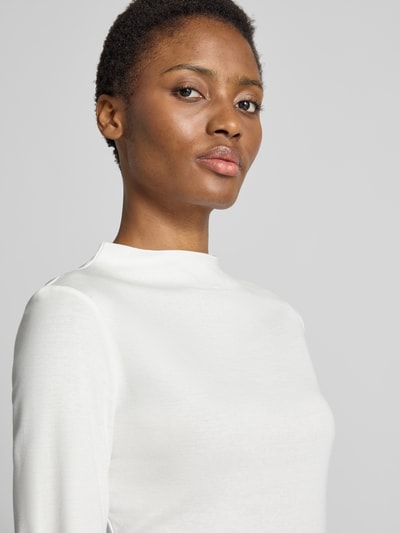 Frauenmodel trägt Slim Fit Langarmshirt aus Modal-Baumwoll-Mix Modell 'Soninchen' von OPUS in Weiß, glatte Textur, Nahaufnahme Oberkörper.