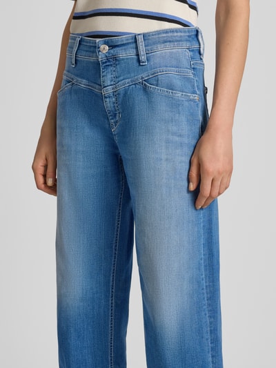 Frauenmodel trägt Barrel Fit Jeans aus Baumwoll-Mix Modell 'ELIN' von CAMBIO, mittleres Blau, dezente Waschung, Nahaufnahme Oberkörper, Damen Barrel Jeans von CAMBIO.