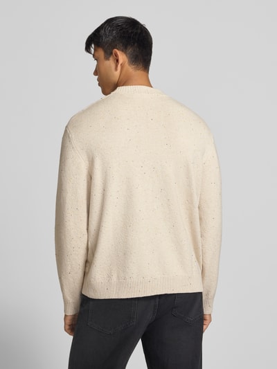Männermodel trägt Regular Fit Strickpullover mit Rundhalsausschnitt von JACK & JONES, beige, gerippte Abschlüsse, Rückenansicht, Material-Mix mit Baumwoll-Anteil