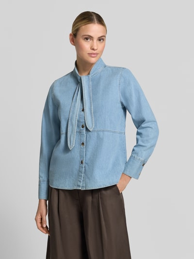 Kobiece model prezentuje Regular Fit Hemdbluse aus reiner Baumwolle in Denim-Optik od Emily Van den Bergh, tkanina stylizowana na denim, krój regular fit, stójka, bluzka z długim rękawem, długość tyłu w rozmiarze 36: 61 cm, długość rękawów w rozmiarze 36: 58 cm, jasnoniebieski, prosta linia, gładka tekstura, całkowity widok z przodu.