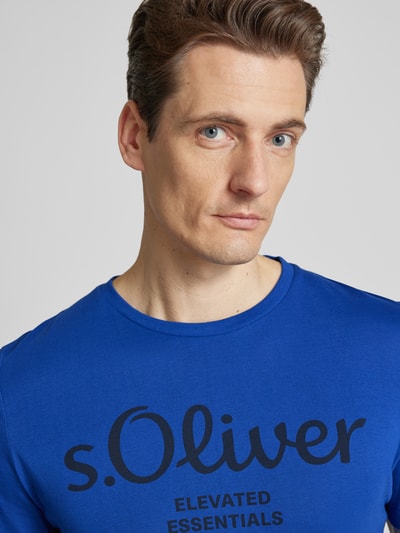 s.Oliver RED LABEL Regular Fit T-Shirt aus reiner Baumwolle mit Statement-Label-Print Royal 3