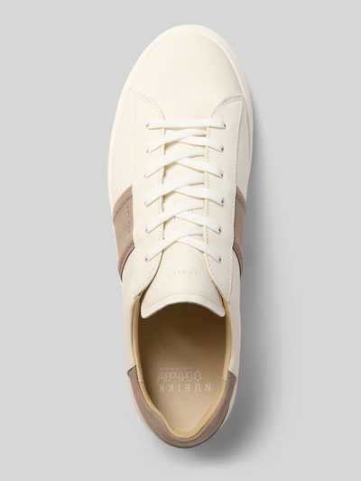 Produktfoto, Sneaker aus echtem Leder Modell 'Jase Morris' von Nubikk in Beige mit abgerundeter Passform, Logo-Detail, glatte Textur