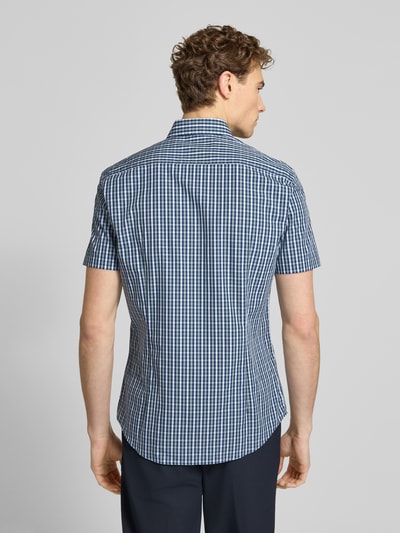 Męski model nosi Slim Fit Business-Hemd aus Baumwolle mit Kentkragen od Jake*s, niebiesko-biała kratka, czysta bawełna, krój slim fit, krótki rękaw, długość tyłu w rozmiarze 39/40: 79 cm, szerokość w rozmiarze 39/40: 48 cm, długość rękawa w rozmiarze 39/40: 23 cm, widok całej sylwetki od tyłu