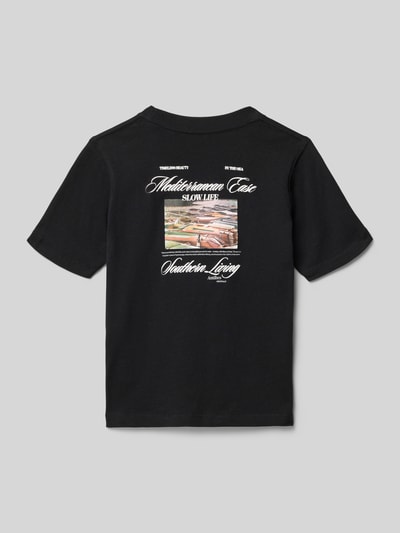 Junge trägt Kinder T-Shirt mit Statement-Print aus reiner Baumwolle, Regular-Fit, Rundhalsausschnitt, Modell 'CASSIS' von Jack & Jones, Rückenlänge 51 cm bei Größe 140, Ganzkörperansicht Rückansicht