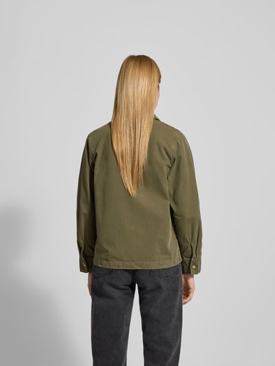 Frauenmodel trägt Regular Fit Jacke mit Umlegekragen von Anine Bing aus reiner Baumwolle in Olivgrün, Pattentaschen, Rückenlänge 64 cm, Brustweite 52 cm, Ärmellänge 63 cm, Ganzkörperansicht Rückansicht.