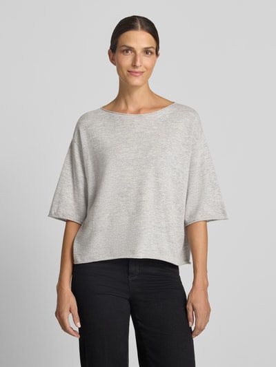 Frauenmodel trägt Loose Fit Pullover aus Kaschmir-Schurwoll-Mix Modell 'C_Fiolanna' von BOSS Orange in Hellgrau, glatte Textur, Ganzkörperansicht von vorne.