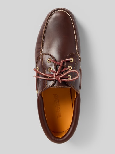 Produktfoto, Bootsschuhe aus Leder mit profilierter Sohle von Timberland in Dunkelbraun, abgerundete Spitze, Schnürung, Gummisohle, Größe 44, Obermaterial aus echtem Leder, strukturierte Oberfläche, Absatzhöhe 3 cm, Schafthöhe 8 cm, Schaftweite 13 cm.