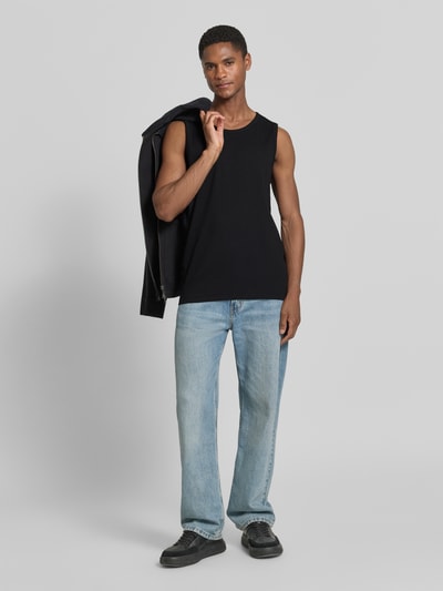 Męski model nosi Slim Fit Tank Top aus Baumwoll-Mix von s.Oliver RED LABEL, efekt: jednolity kolor, krój slim fit, okrągły dekolt, szerokie ramiączka, wykończenie materiału: drobne prążkowanie, Ganzkörperansicht von vorne.