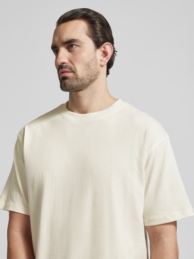 Männermodel trägt Relaxed Fit T-Shirt aus Bio-Baumwoll-Mix Modell 'MAARKOS' von Armedangels in Unifarbe, Nahaufnahme Oberkörper