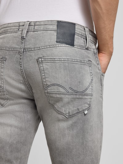 Männermodel trägt Slim Fit Jeans im Used-Look Modell 'GLENN' von Jack & Jones, grauer Baumwoll-Mix, Detailaufnahme Rückansicht.