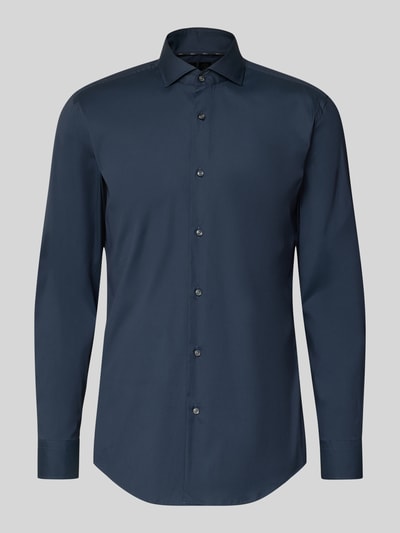 Produktfoto, Slim Fit Business-Hemd mit Stretch-Anteil Modell 'Hank Hai' von BOSS im unifarbenen Design aus dunkelblauem Baumwoll-Mix mit Haifischkragen, durchgehender Knopfleiste, Sportmanschetten und abgerundetem Saum, glatte Textur.