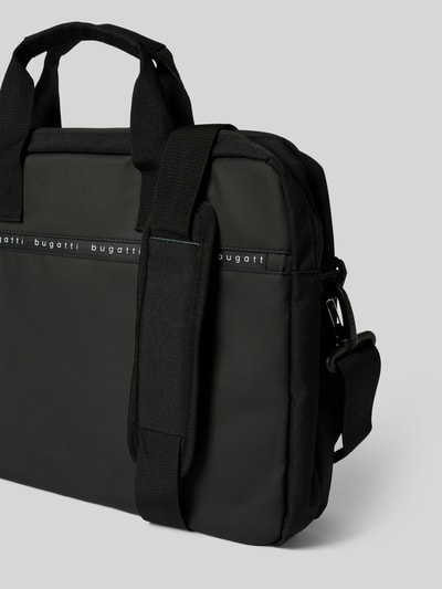 Produktfoto, torba na laptop z nadrukiem z logo Model 'Blanc Delight' od bugatti, kolor czarny, uchwyt, odpinany pasek na ramię, główna przegroda z zamkiem błyskawicznym, przegródki na dokumenty, szerokość w rozmiarze 1: 40 cm, długość: 29 cm, głębokość: 10 cm, długość paska na ramię: 134 cm