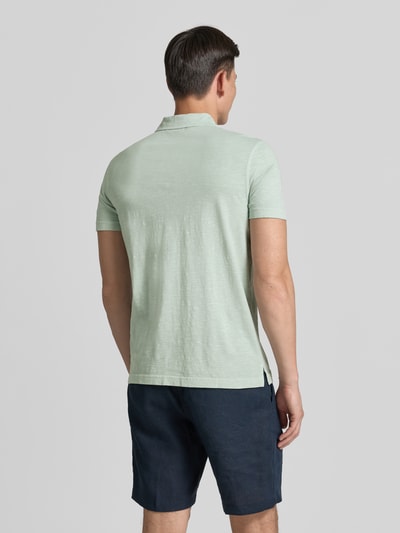Männermodel trägt Regular Fit Poloshirt mit Brusttasche von Lerros in hellem Grün, reine Baumwolle, Rückenansicht, Ganzkörperansicht.