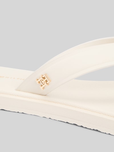 Produktfoto, Zehentrenner mit Logo-Applikation von Tommy Hilfiger, Optik: Unifarben, Struktur glatt, Farbe Creme, Damen