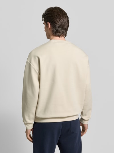 Męski model nosi Regular Fit Bluza z bawełny-mix Model 'STENSON' od BOSS Green, efekt: jednolity kolor, krój regular fit, z napisem z logo, okrągły dekolt, długi rękaw, elastyczne wykończenia rękawów i dołu, wykończenie: dzianina dresowa, mieszanka bawełny, kolor kremowy, gładka faktura, całkowity widok z tyłu.