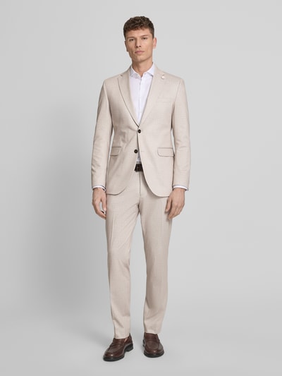Männermodel trägt Slim Fit 2-Knopf-Sakko Modell 'Paul' von CG - Club of Gents mit Reverskragen, Pattentaschen, Material-Mix mit Viskose-Anteil, beige Farbtöne, glatte Textur, Ganzkörperansicht von vorne.