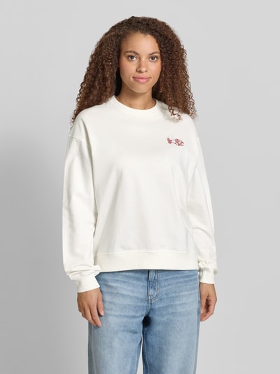 Frauenmodel trägt Oversize Sweatshirt aus reiner Baumwolle - Special Drop von Marc O'Polo Denim in Optik: Unifarben mit Motiv-Stitching, Rundhals, Langarm und Rückenprint, Material: Reine Baumwolle, Ganzkörperansicht von vorne.
