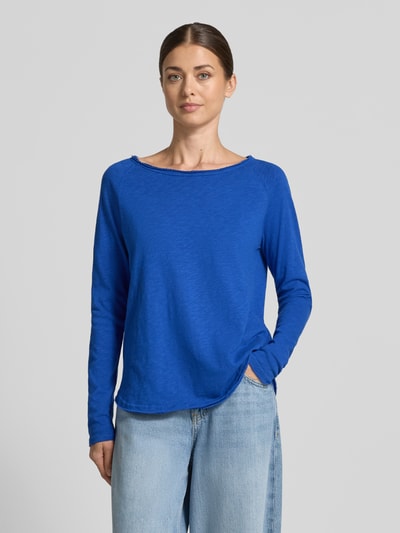 Frauenmodel trägt Strickpullover aus reiner bawełna von Rich & Royal, luźny krój, zrolowany brzeg, raglanowe rękawy, długość tyłu 58 cm, widok całej sylwetki z przodu