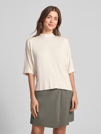 Vrouwenmodel draagt Relaxed Fit 3/4-shirt uit viscose-mix model 'Sinse' van OPUS, dames 3/4-shirt, lichte kleur, rechte vormen, gladde textuur, volledige lichaamsvoorzijde.