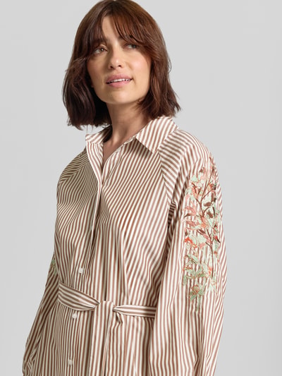 Frauenmodel trägt Hemdblusenkleid mit Stitchings und Bindegürtel von Fynch-Hatton im Allover-Streifenlook, Nahaufnahme Oberkörper. Baumwoll-Lyocell-Mix, gerader Schnitt, Hemdblusenkragen, Knopfleiste, Stickerei am Ärmel.