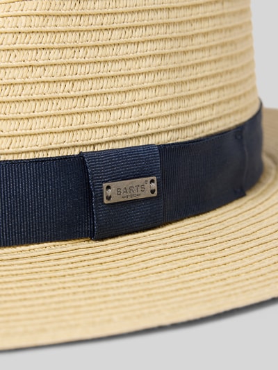 Produktfoto, Hut mit Logo-Detail Modell 'AVELOZ' von Barts aus Reinem Papier in Flecht-Optik, beige mit dunkelblauem Band.
