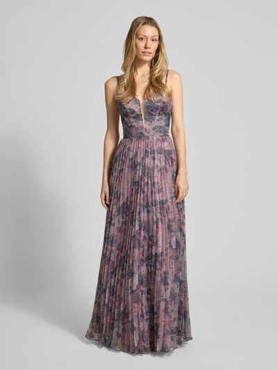 Vrouwenmodel draagt Regular Fit avondjurk met bloemrijke all-over print van Laona, plissé-look, diep V-hals, spaghetti bandjes, volledig lichaamsaanzicht van voren.