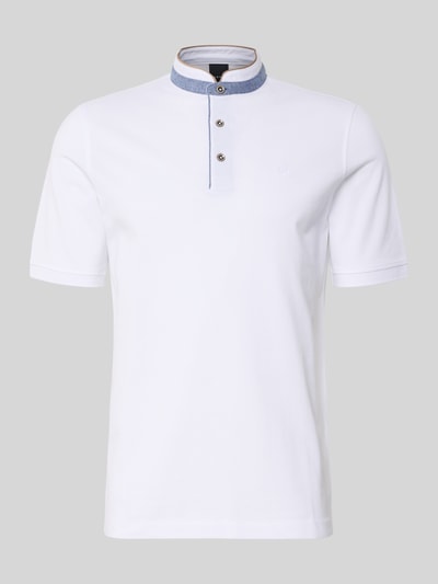 Produktfoto, Regular Fit Poloshirt mit Stehkragen und Logo-Stitching von bugatti aus weißer Baumwolle, kurze Knopfleiste, Label-Detail.