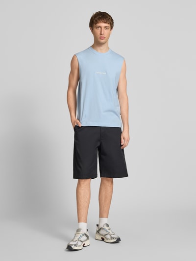 Męski model nosi T-Shirt mit Stitching od Jack & Jones, bawełna, krój relaxed fit, dekolt okrągły, długość pleców w rozmiarze M: 69 cm, jasnoniebieski, czarny, biała tekstura, pełna sylwetka z przodu