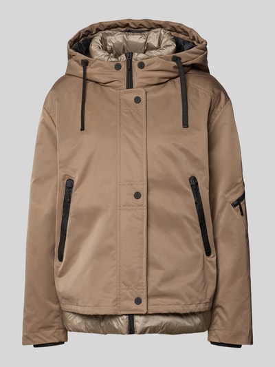 Produktfoto, kurtka 'Jacke mit Reißverschlusstaschen' od Amber & June, krój regular fit, kaptur z tunelem, zamek błyskawiczny kryty, listwa guzikowa, kieszenie zapinane na zamek błyskawiczny, długość tyłu w rozmiarze 36: 59 cm, szerokość ramion w rozmiarze 36: 49 cm, szerokość w klatce piersiowej w rozmiarze 36: 58 cm, długość rękawów w rozmiarze 36: 57 cm