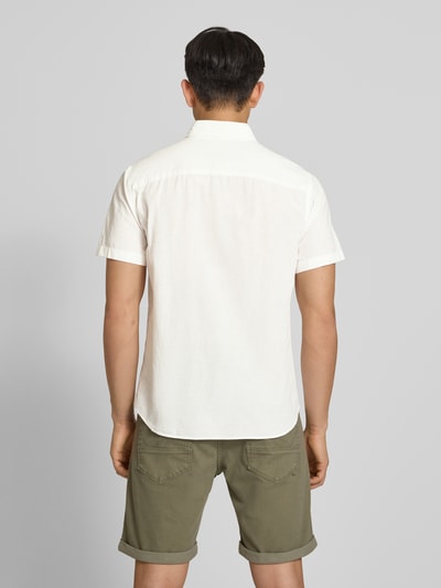 Männermodel trägt Regular Fit Freizeithemd aus Baumwoll-Leinen-Mix von Jack & Jones, weiß, glatte Textur, Modell BREEZE, Ganzkörperansicht Rückansicht.