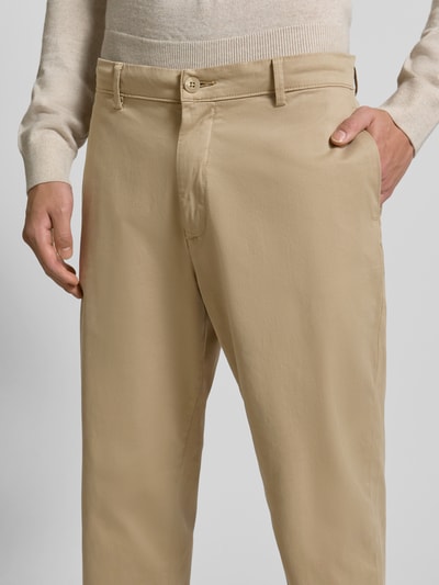Männermodel trägt Stoffhose mit Gesäßtaschen von Casual Friday in Beige, Baumwoll-Elasthan-Mix, gerader Schnitt, Nahaufnahme Oberkörper.