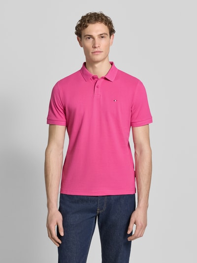 Männermodel trägt Regular Fit Poloshirt mit Logo-Stitching von HECHTER PARIS aus reiner Baumwolle, Strukturmuster, Polokragen, kurzärmelig, Ganzkörperansicht von vorne.