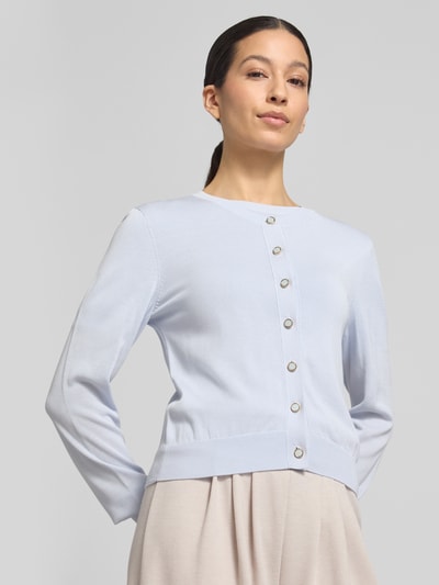 Frauenmodel trägt Cardigan aus Lyocell-Mix mit Rundhalsausschnitt Modell 'ARABELLA' von GUIDO MARIA KRETSCHMER WOMAN in hellem Blau, Regular Fit, glatte Textur, Knopfleiste, Nahaufnahme Oberkörper.