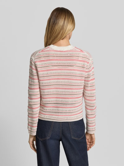 Frauenmodel trägt Relaxed Fit Strickjacke aus reiner Baumwolle von Tom Tailor, mehrfarbige Optik, Strick, Ganzkörperansicht Rückansicht.