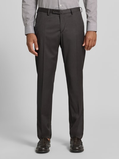 Mężczyzna nosi Slim Fit Anzughose mit Bügelfalten Modell 'Move Apollo' von DIGEL, mieszanka żywej wełny i elastanu, kanty, krój slim fit, kieszenie z tyłu, szerokość w rozmiarze 50: 35 cm, długość wewnętrzna nogawki w rozmiarze 50: 80 cm, widok z przodu, ujęcie całej sylwetki