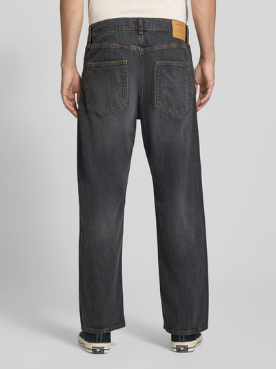 Männermodel trägt Wide Fit Jeans aus reiner Baumwolle Modell 'Ted' von JACK & JONES in dunklem Blau, 5-Pocket, Ganzkörperansicht Rückansicht.