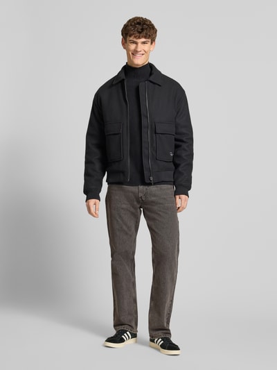 Männermodel trägt Jeans mit 5-Pocket-Design von Levi's®, reine Baumwolle, Relaxed Fit, Grau, Ganzkörperansicht von vorne.