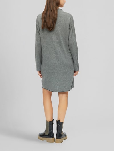 Kobieta prezentuje sukienkę 'Knielanges Kleid mit Seitenschlitzen' od S.OLIVER CASUAL, jednokolorowy, długość do kolan, długi rękaw, rozcięcia z boku, widok całej sylwetki tyłem.