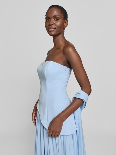 Frauenmodel trägt Abendkleid in Maxilänge im schulterfreien Design von Hey Kyla, hellblau, tailliert, elastischer Material-Mix, Nahaufnahme Oberkörper.
