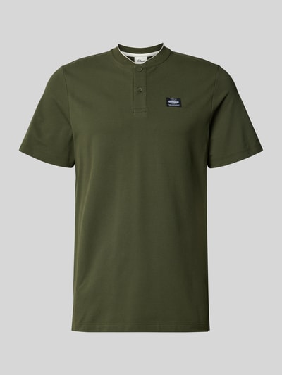 Produktfoto, Regular Fit Poloshirt aus Baumwoll-Mix von s.Oliver RED LABEL in Optik: Unifarben mit Label-Patch, Henley-Ausschnitt, 2-Knopf-Verschluss, Ärmelform: Kurzarm, Materialverarbeitung: Piqué
