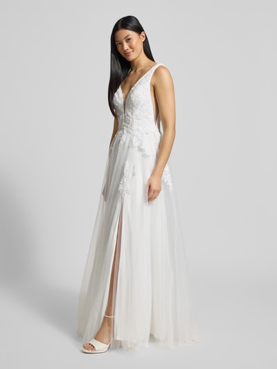 Vrouwenmodel draagt Brautkleid mit Herz-Ausschnitt van Mascara, wit, getailleerd, doorschijnende tulle, sierafwerking, voorkant volledig beeld.