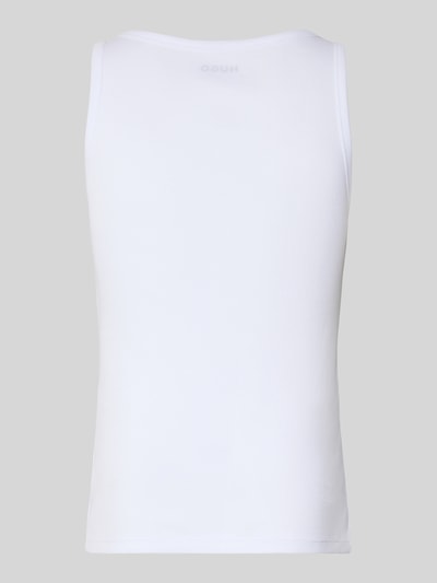 Männermodel trägt Shaped Fit Unterhemd aus reiner Baumwolle im 3er Pack Modell 'TANK TOP TRIPL.' von HUGO, unifarben, Feinripp, Ganzkörperansicht Rückansicht.