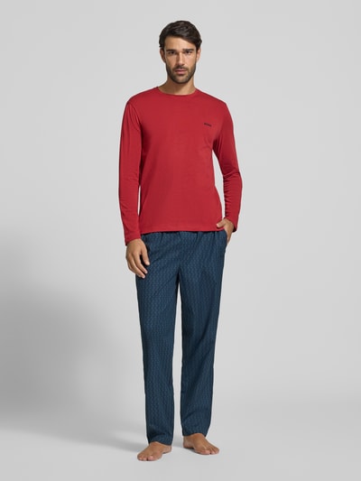 Männermodel trägt Sweathose Modell 'Chris Pants' von BOSS im Baumwollmix, elastischer Bund und Beinabschluss, Ganzkörperansicht von vorne.
